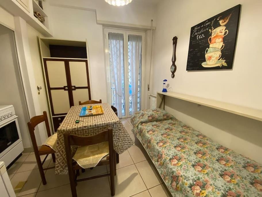 Kitchen or kitchenette, Dining area, oven