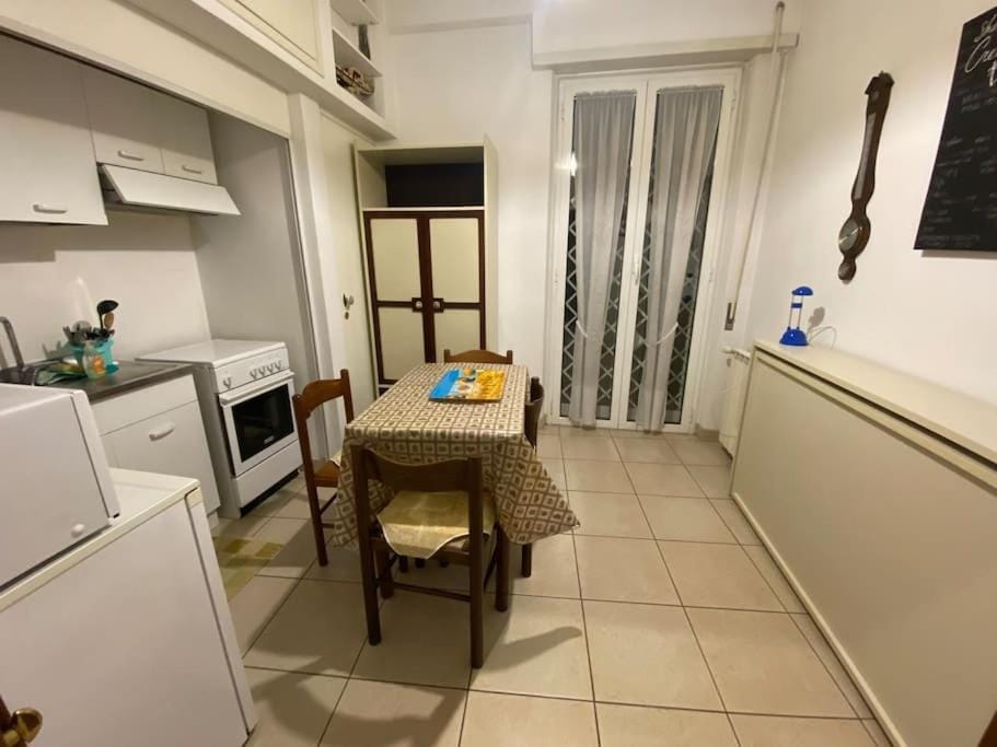 Kitchen or kitchenette, Dining area, oven, stove
