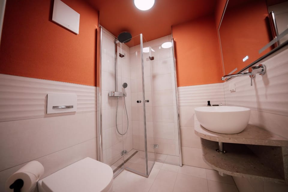 Shower, Toilet, Bathroom, towels