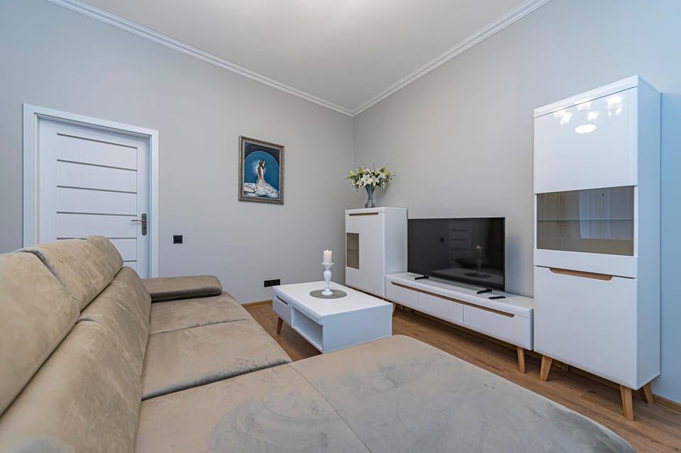 TV and multimedia, Living room, Seating area, Evening entertainment