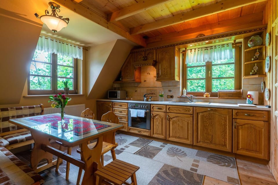 Kitchen or kitchenette, Dining area