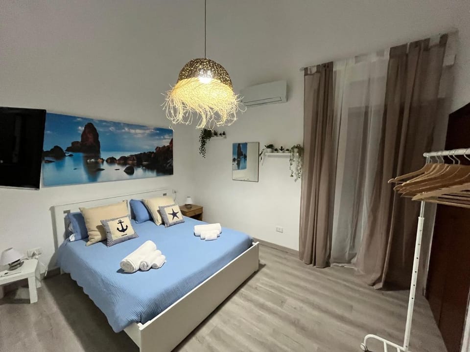 Bed, TV and multimedia, Bedroom