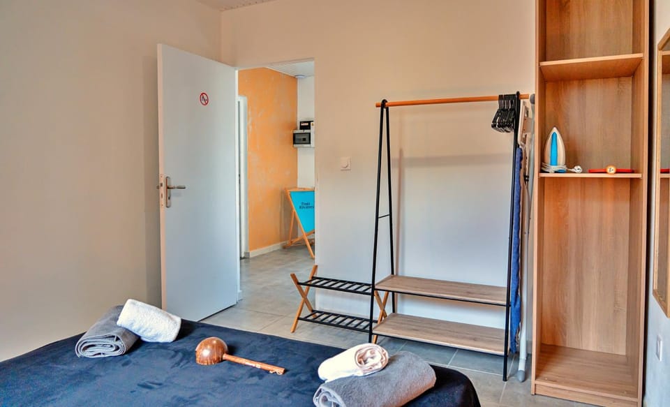 Photo of the whole room, Bedroom, wardrobe
