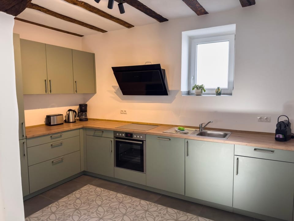 Coffee/tea facilities, Kitchen or kitchenette, dishwasher, oven, stove, toaster