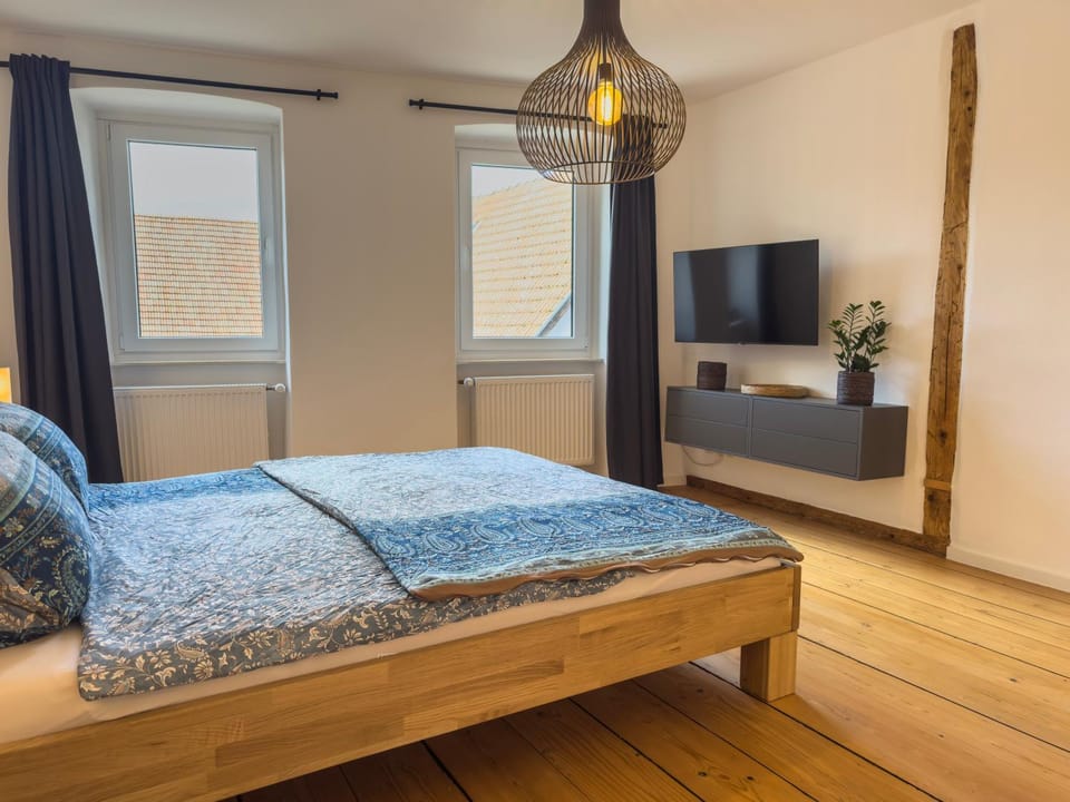 Bed, TV and multimedia, Photo of the whole room, Evening entertainment, Bedroom