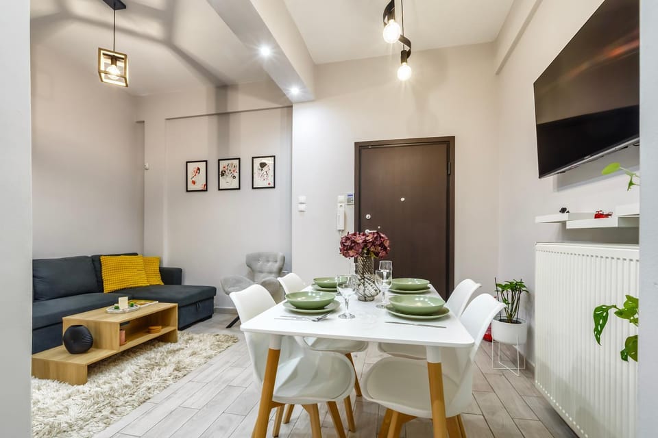 TV and multimedia, Seating area, Dining area