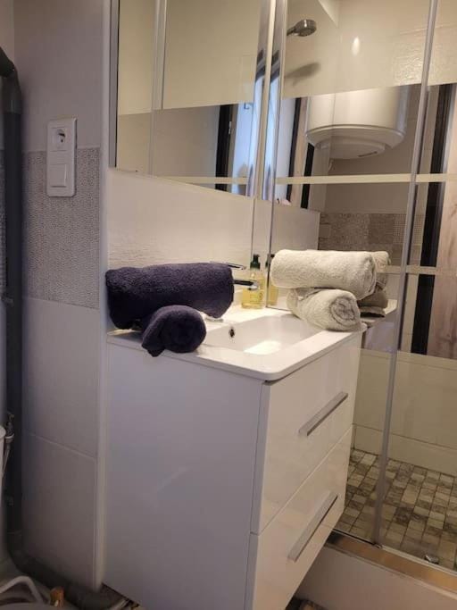 Shower, Bathroom, towels