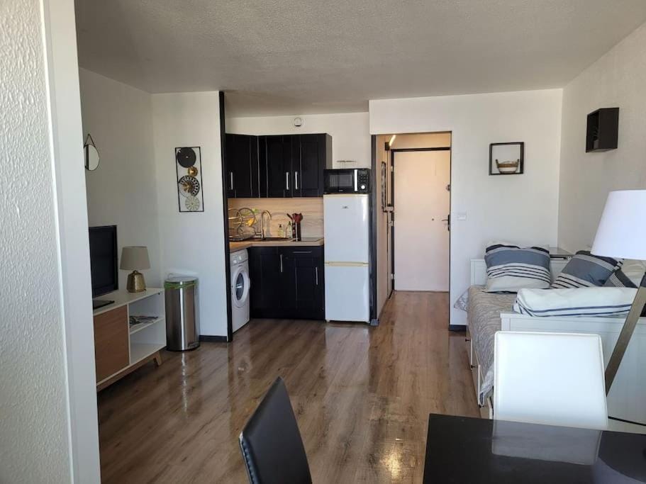 Kitchen or kitchenette, Living room, stove