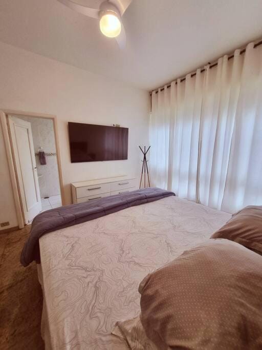 Bed, TV and multimedia, Bedroom