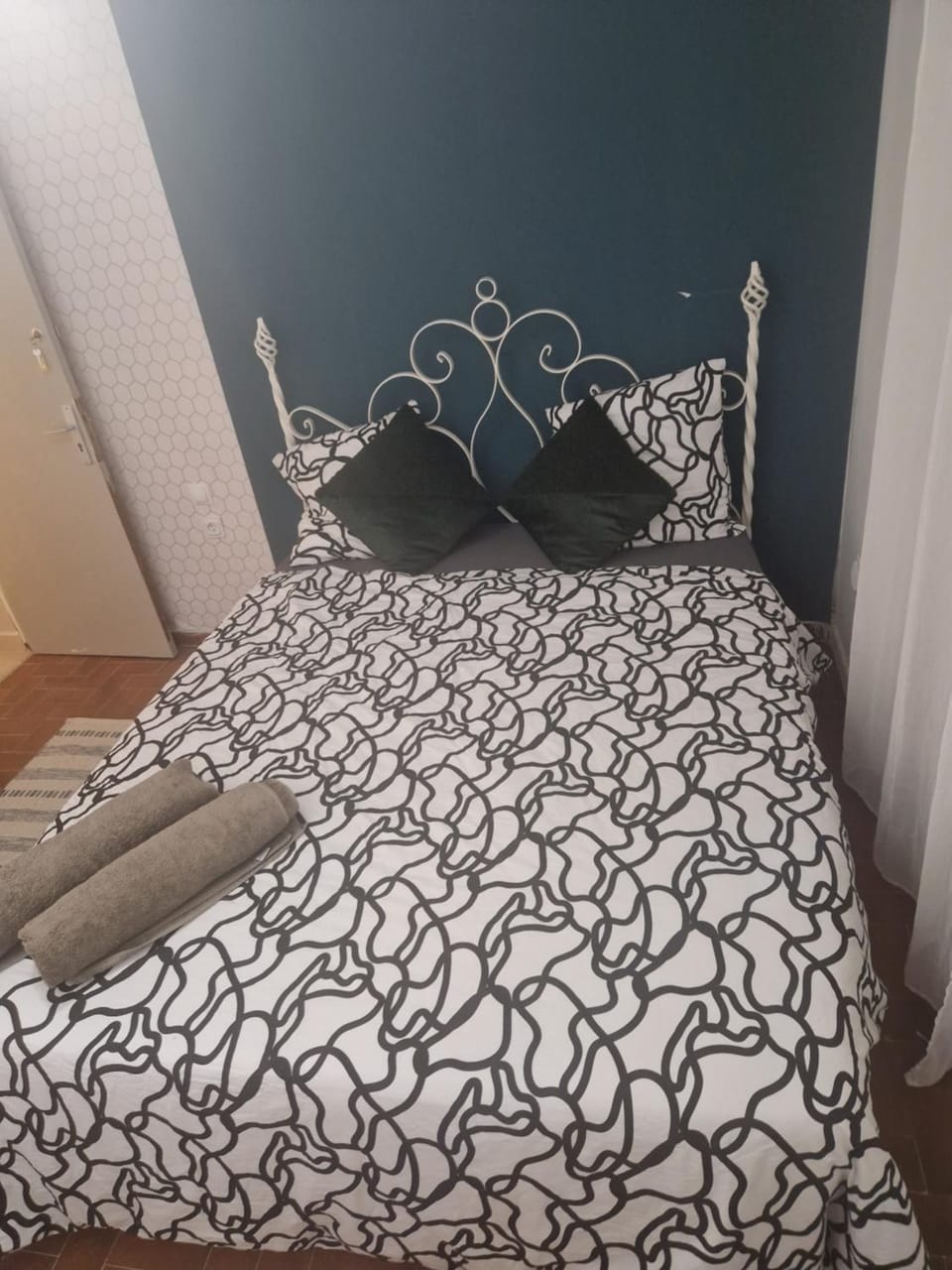 Une chambre Salle de bain Wi-Fi Bed and Breakfast in Sorgues