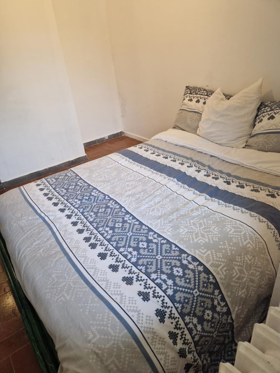 Une chambre Salle de bain Wi-Fi Bed and Breakfast in Sorgues