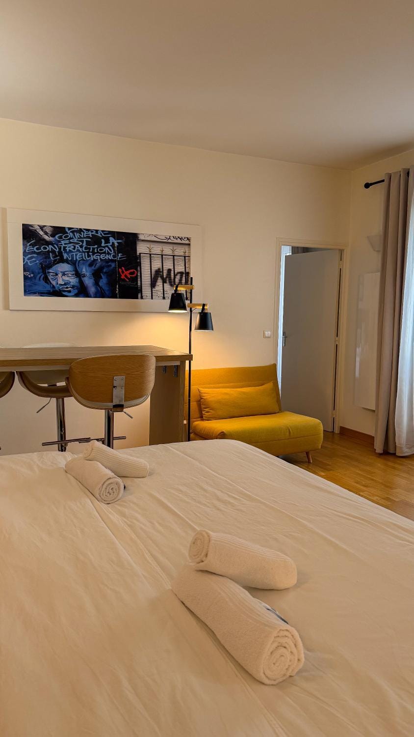 Bed, Photo of the whole room, Seating area