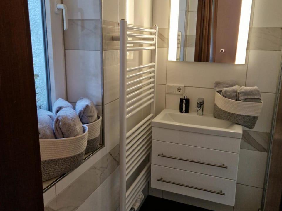 Shower, Bathroom, towels