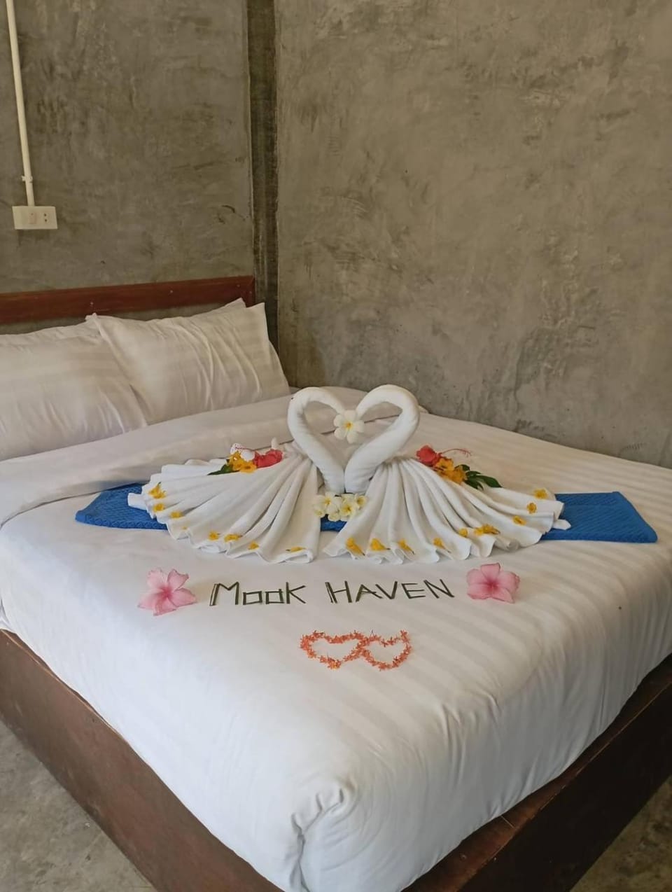 Property building, Bed, Bedroom