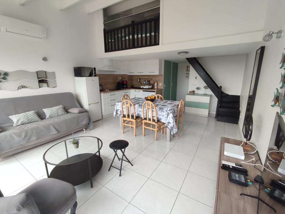 Kitchen or kitchenette, Living room, Seating area, Dining area