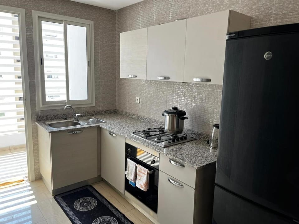 Coffee/tea facilities, Kitchen or kitchenette, oven, stove, toaster