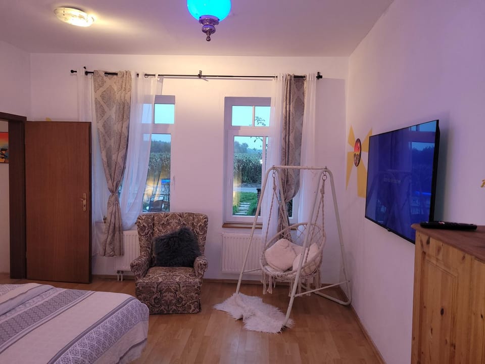 Bed, TV and multimedia, Bedroom