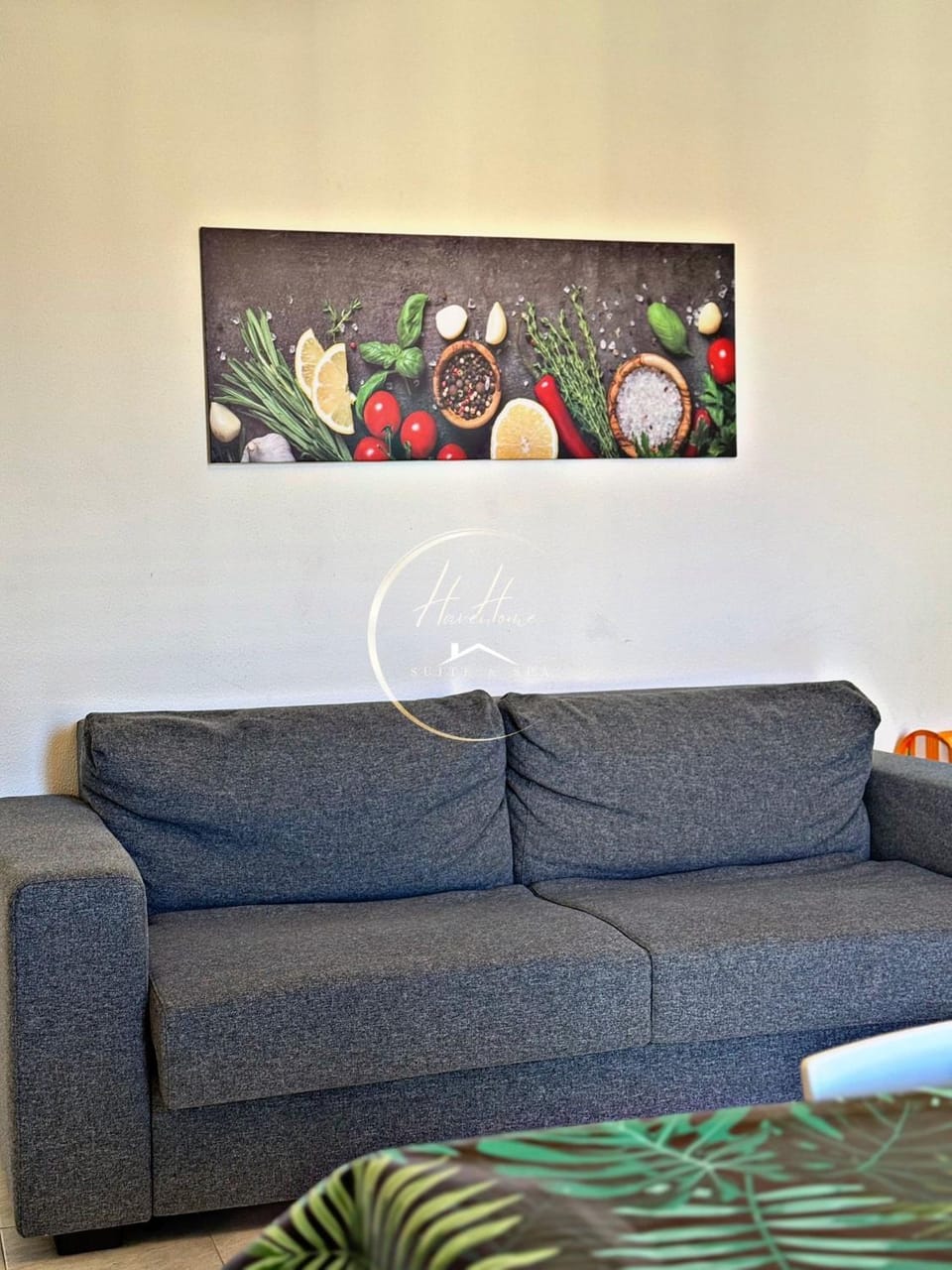Photo of the whole room, Decorative detail