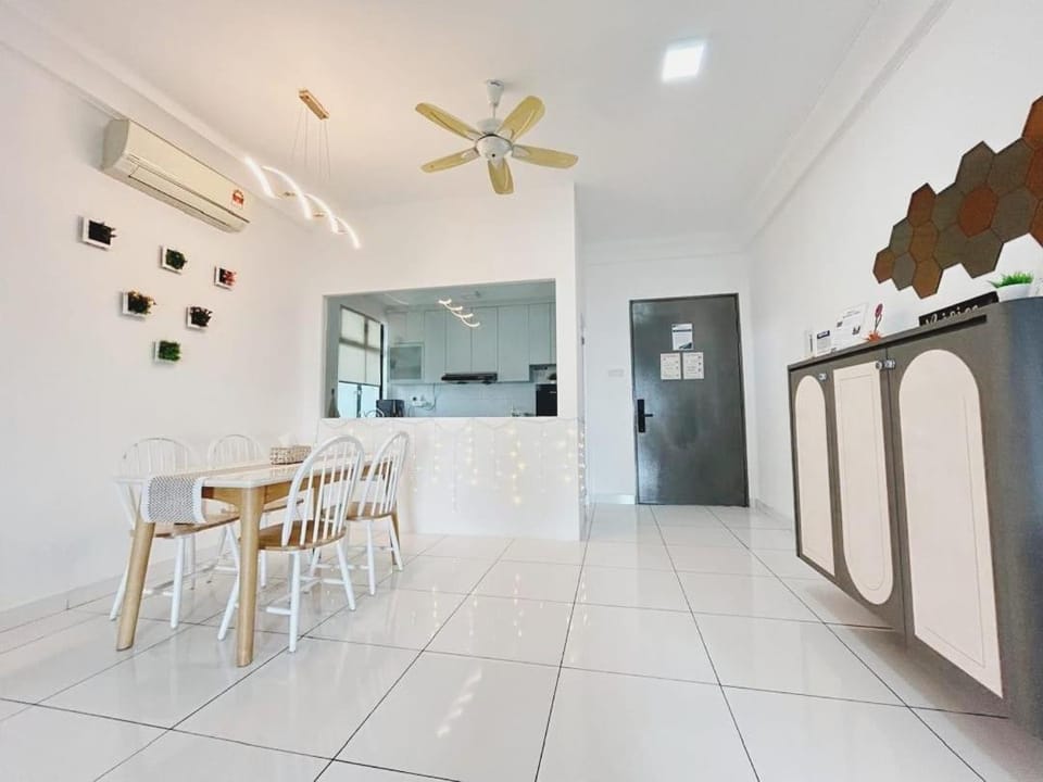 Kitchen or kitchenette, Dining area, air conditioner