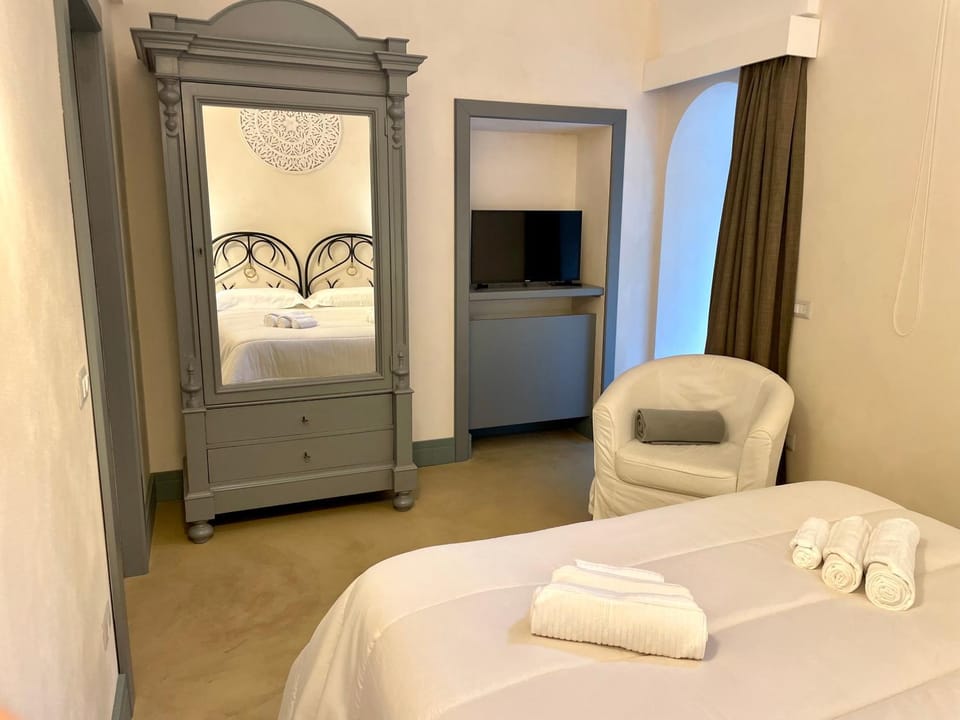 TV and multimedia, Photo of the whole room, Bedroom, wardrobe
