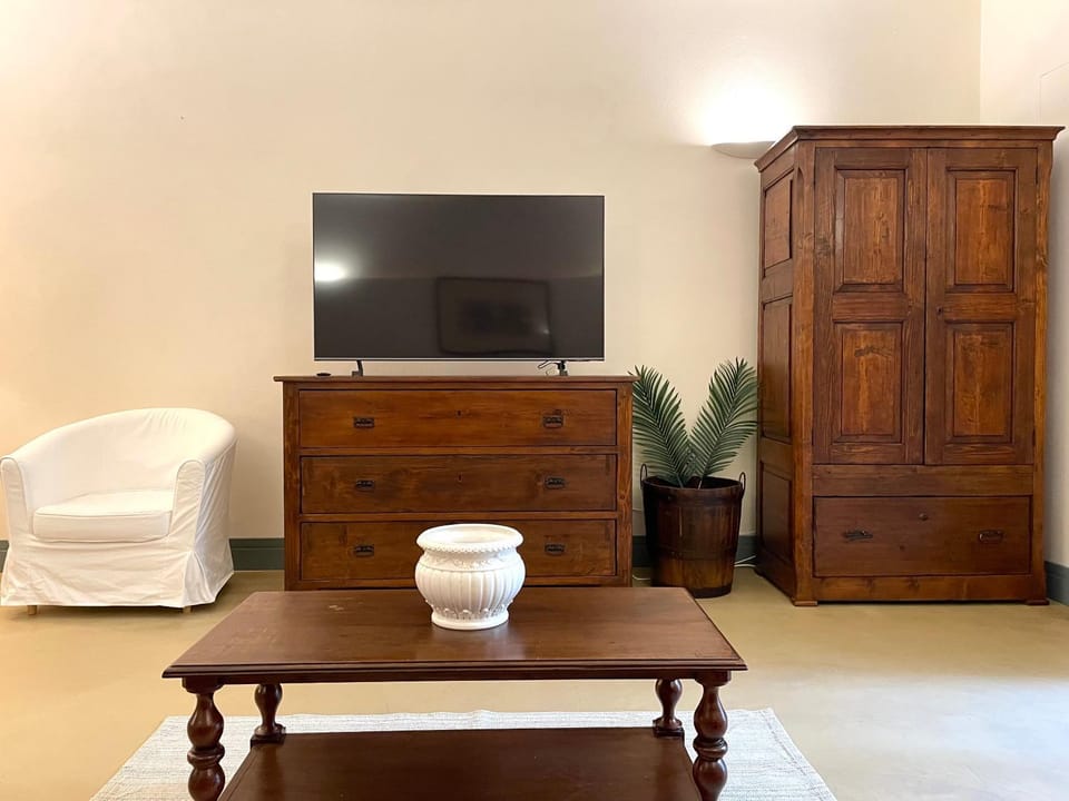 Communal lounge/ TV room, TV and multimedia, Living room, Seating area, Evening entertainment