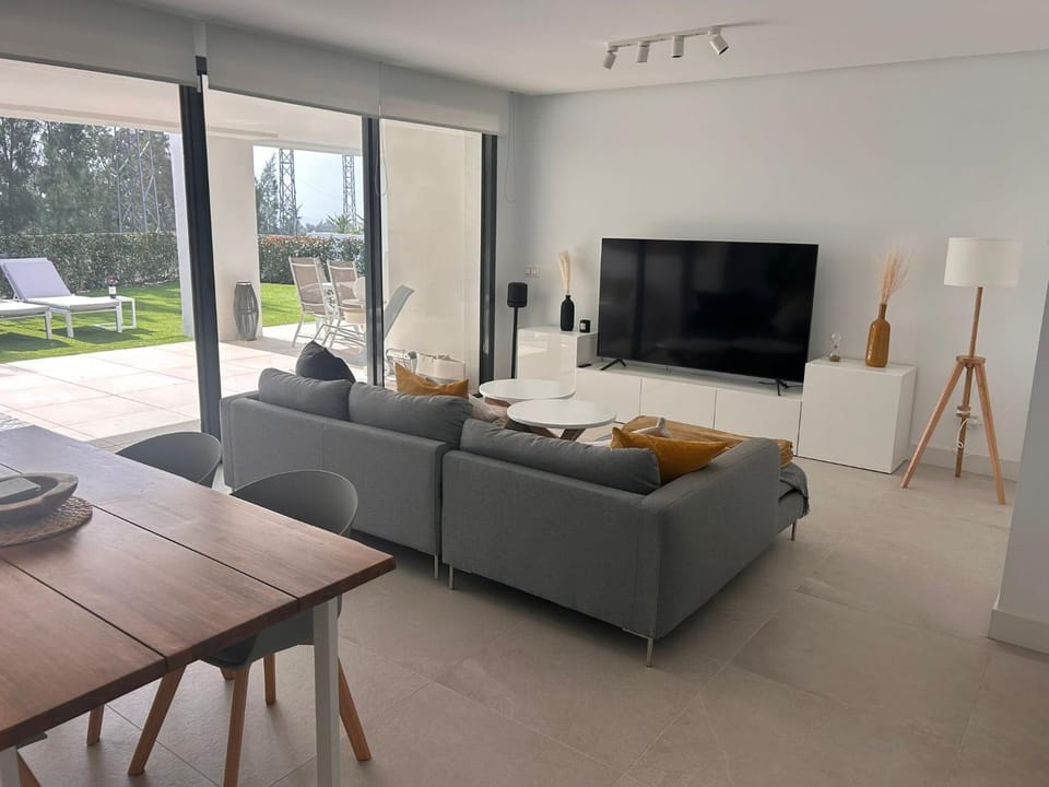 TV and multimedia, Living room, Seating area, Evening entertainment