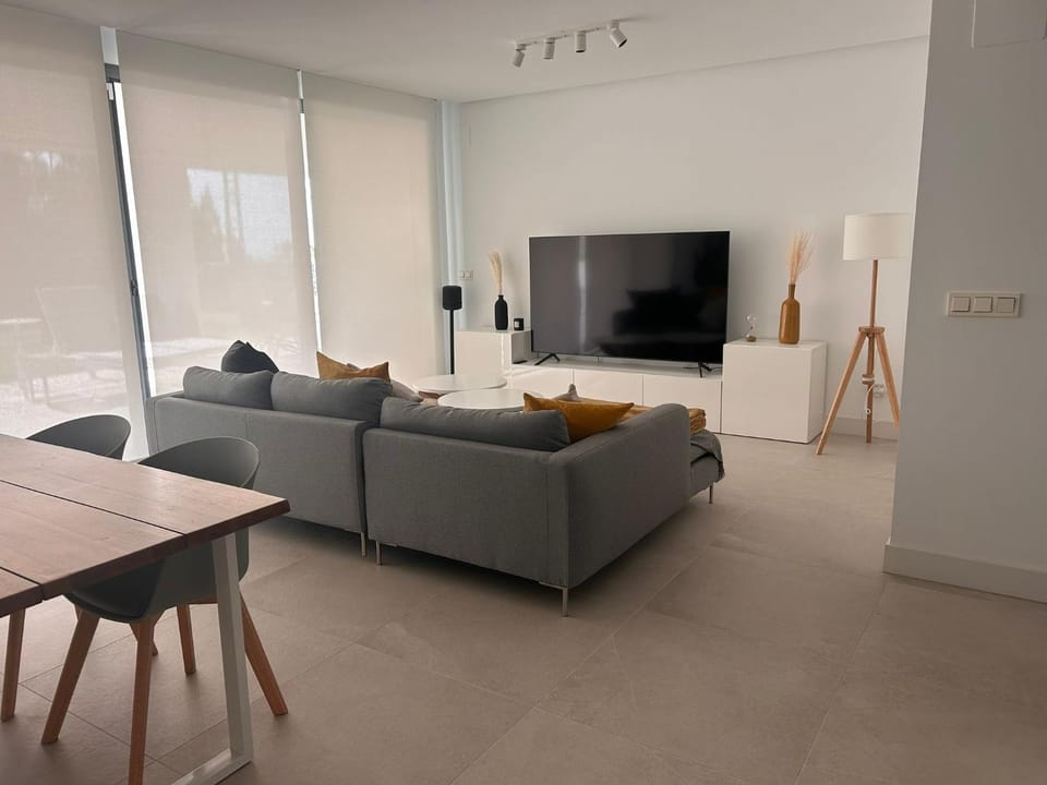 TV and multimedia, Living room, Seating area, Evening entertainment