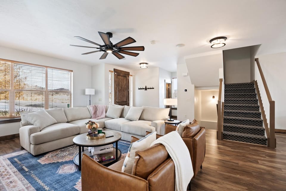Iconic Location, Sleeps 8, Short drive to Ski and Bike Access, Shared Hot Tub, View of Olympic Park! Apartment in Summit Park
