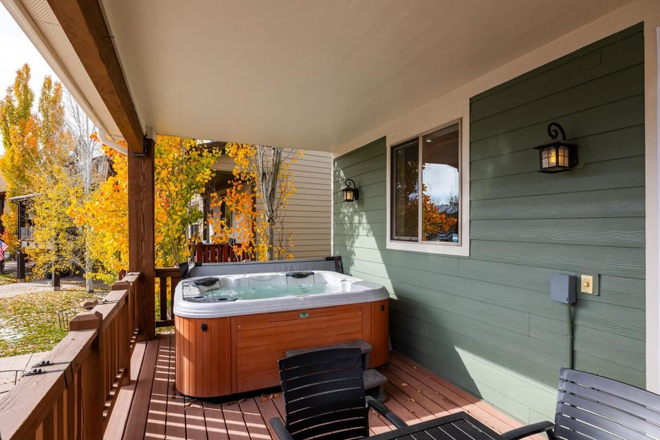 Iconic Location, Sleeps 8, Short drive to Ski and Bike Access, Shared Hot Tub, View of Olympic Park! Apartment in Summit Park