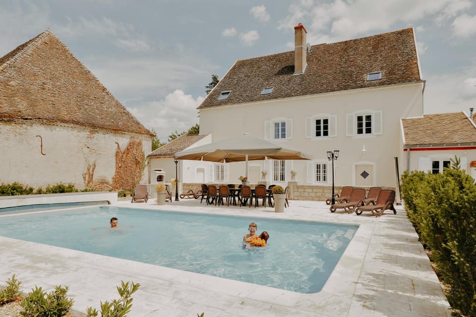 Property building, Balcony/Terrace, Pool view, Swimming pool, Swimming pool