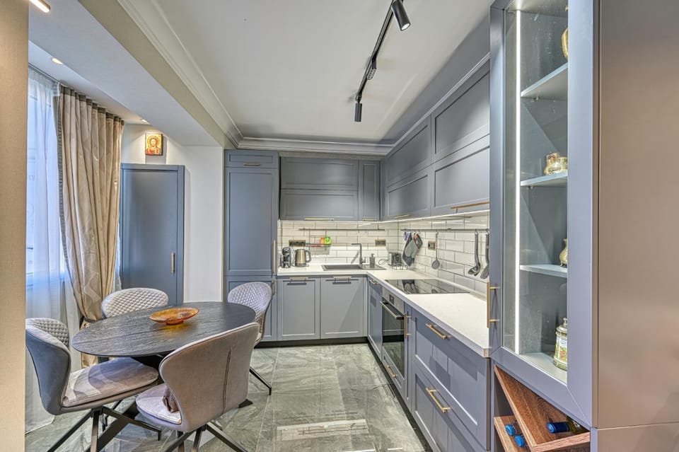 Kitchen or kitchenette, Dining area, minibar, oven, pet friendly