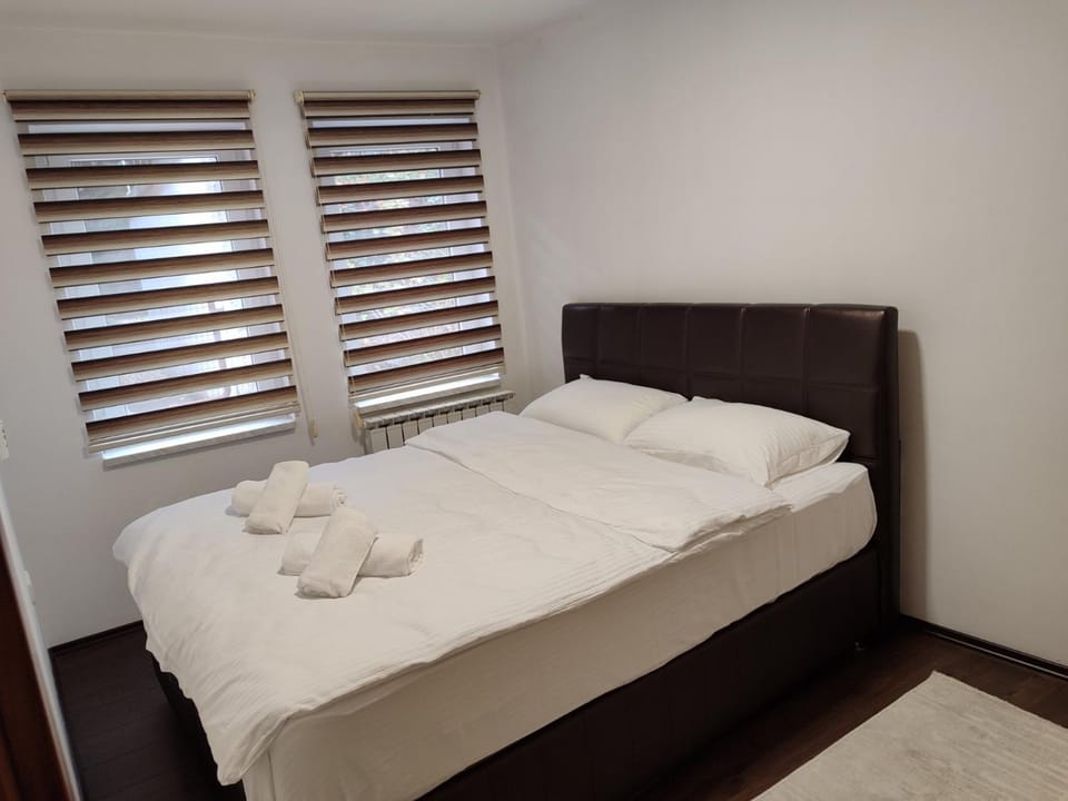Bed, towels