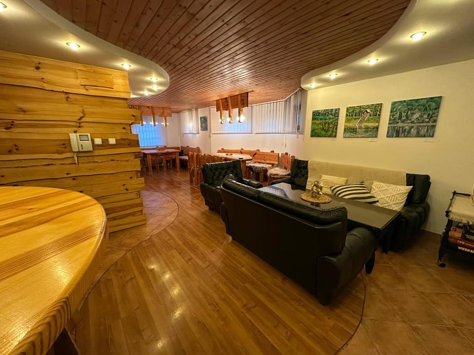 Communal lounge/ TV room, Kitchen or kitchenette, Living room