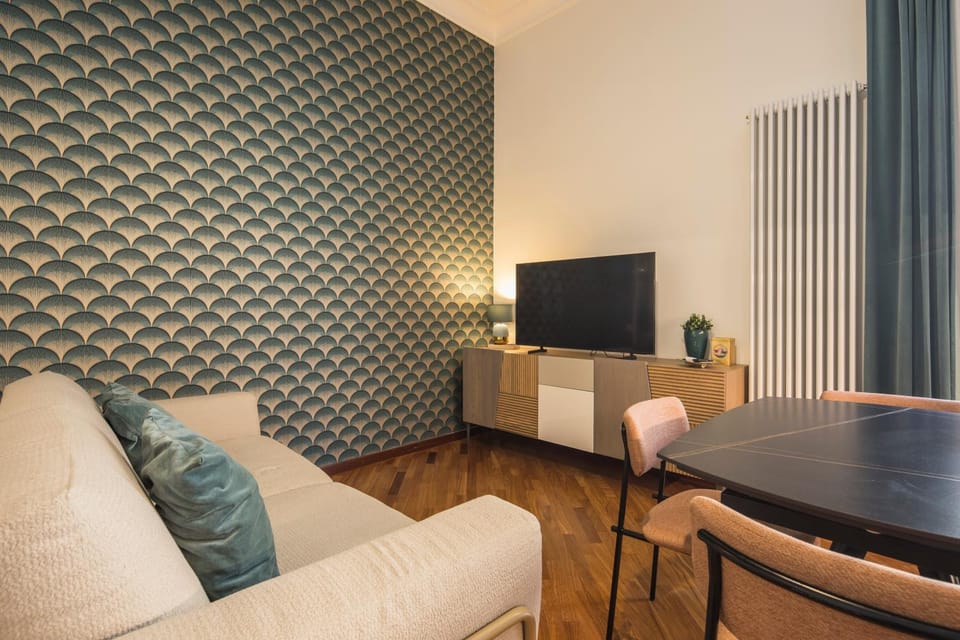 Communal lounge/ TV room, TV and multimedia, Living room, Seating area, Dining area