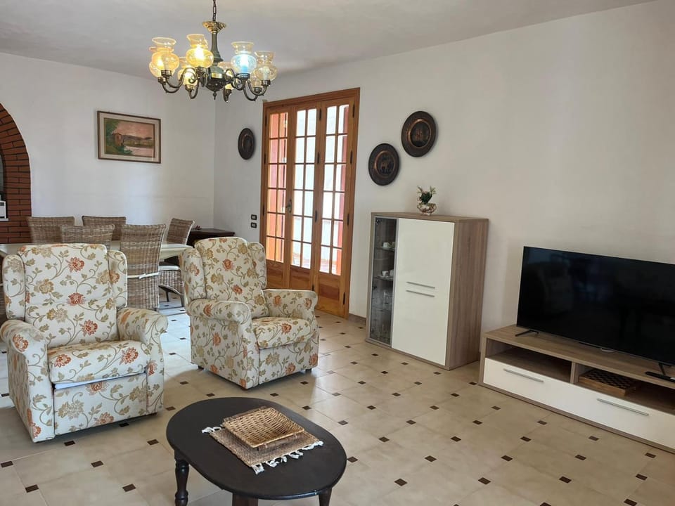 Communal lounge/ TV room, TV and multimedia, Living room, Seating area, Evening entertainment