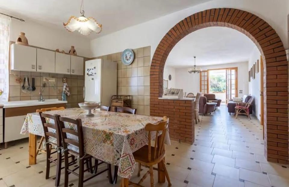 Kitchen or kitchenette, Dining area, oven, stove