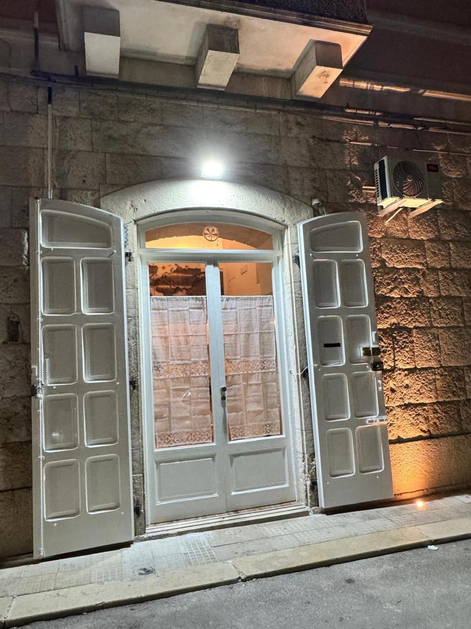 Property building, Facade/entrance, Night