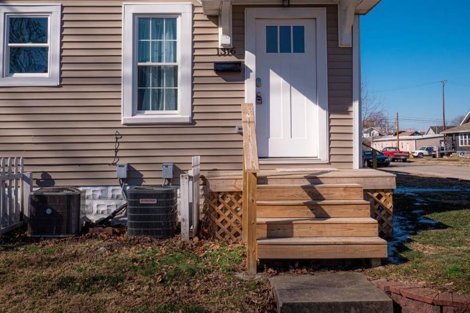Delightful airy remodeled 1 1 Elsas Apartment in Evansville