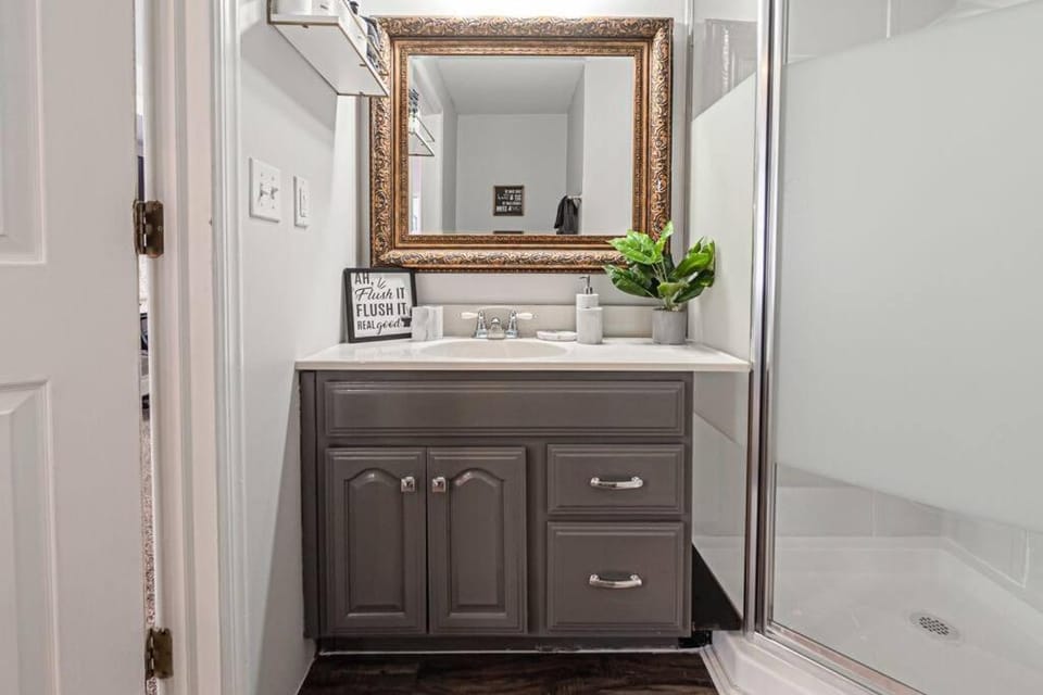 Glamorous Renovated Modern Home Apartment in Evansville