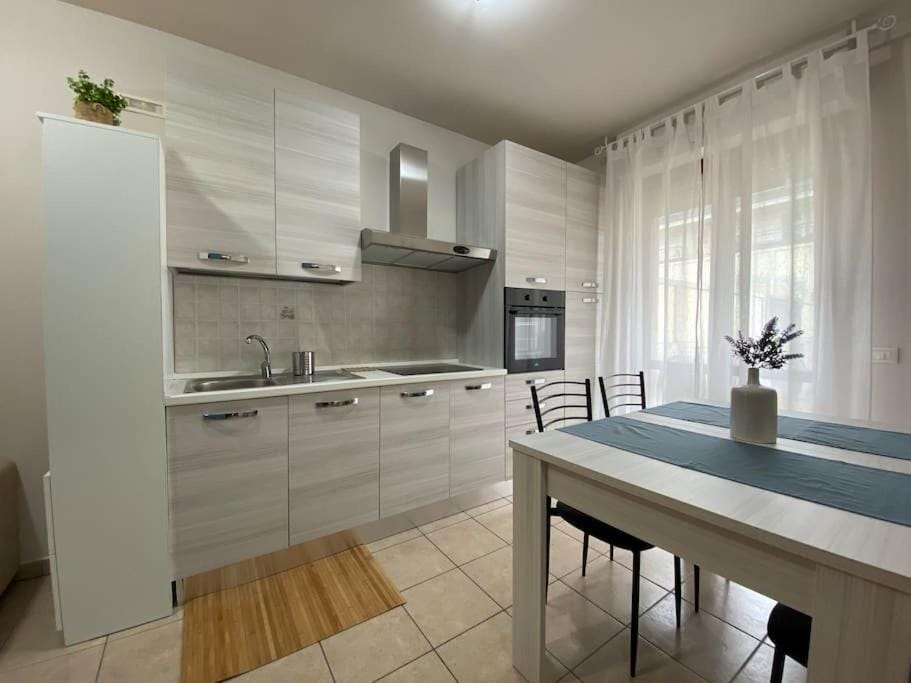 Kitchen or kitchenette, Dining area, oven, stove