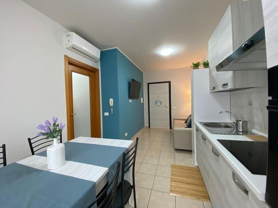 Kitchen or kitchenette, Dining area, stove