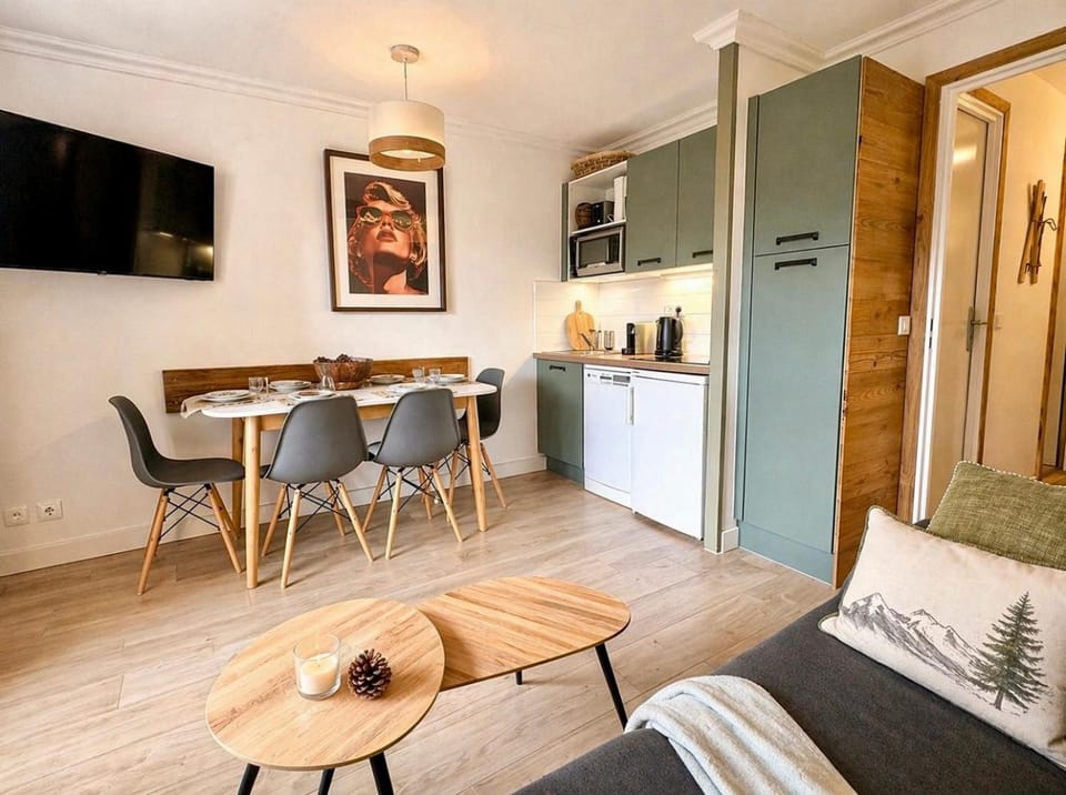 TV and multimedia, Coffee/tea facilities, Kitchen or kitchenette, Dining area, microwave, oven, stove