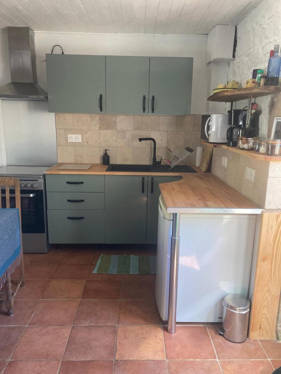 Kitchen or kitchenette, oven
