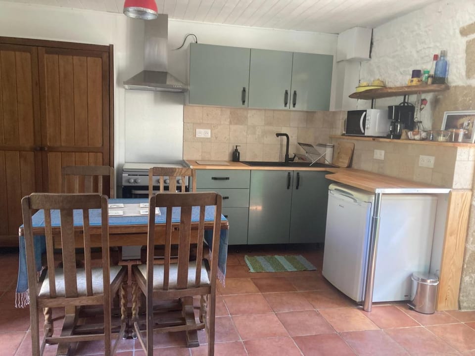 Coffee/tea facilities, Kitchen or kitchenette, Dining area, oven, stove, toaster
