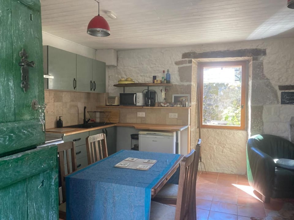 Kitchen or kitchenette, Dining area, stove, toaster