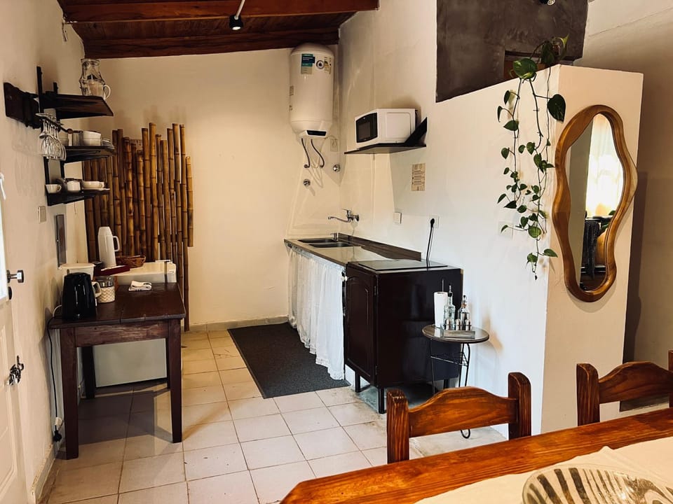 Kitchen or kitchenette, Dining area, minibar