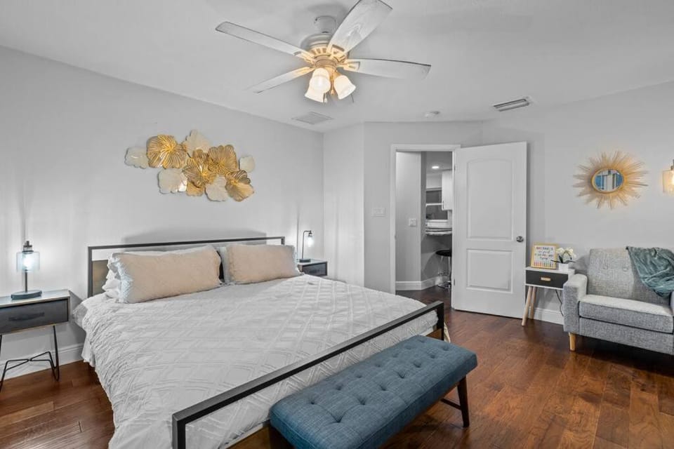 Waterfront Escape 5Bed, 3Bath, Heated Pool Apartment in Town N Country