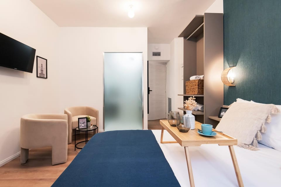 Bed, TV and multimedia, Photo of the whole room