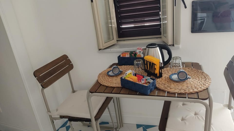 Coffee/tea facilities, Dining area, Drinks, toaster
