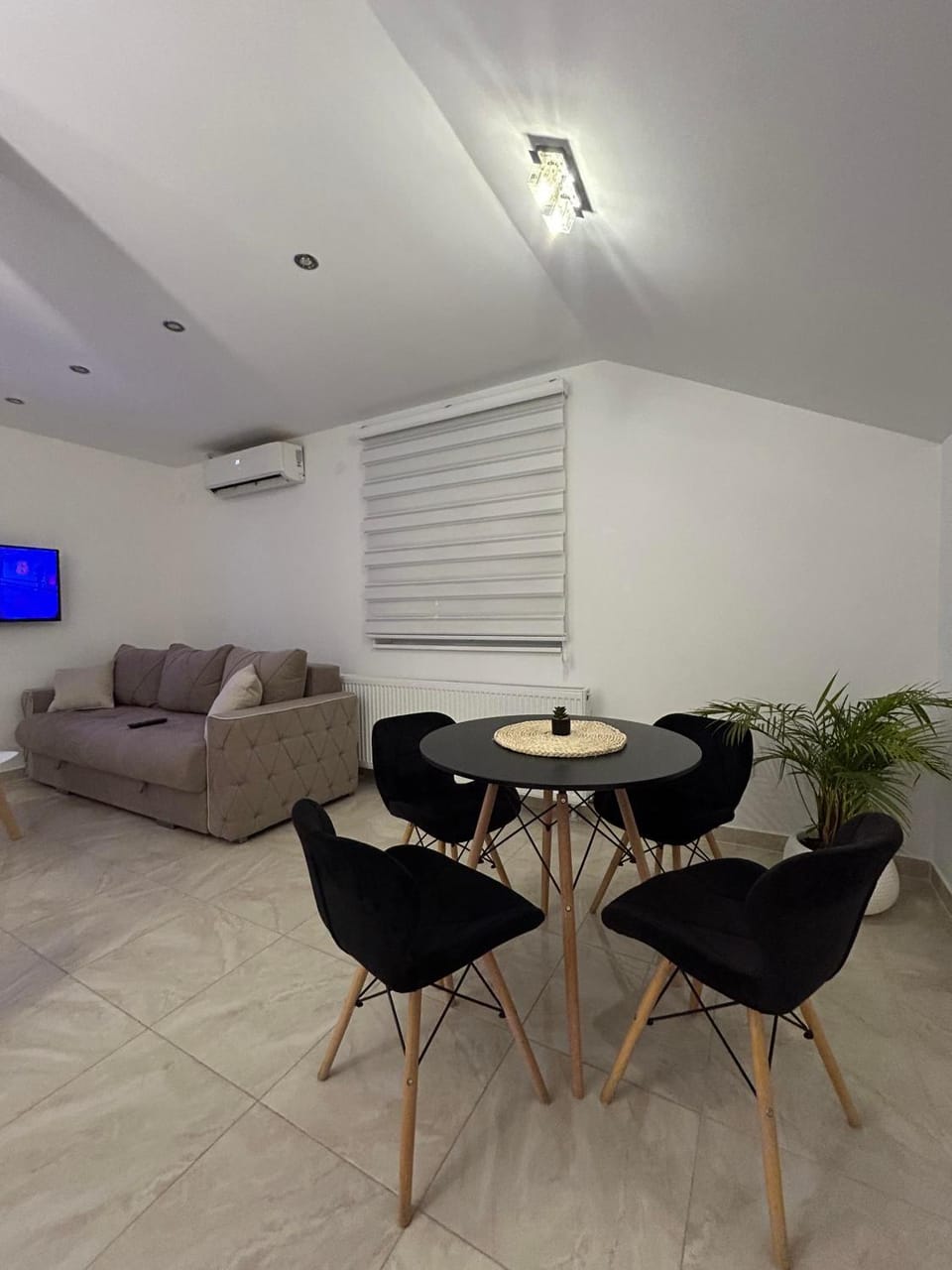 TV and multimedia, Living room, Seating area, Dining area